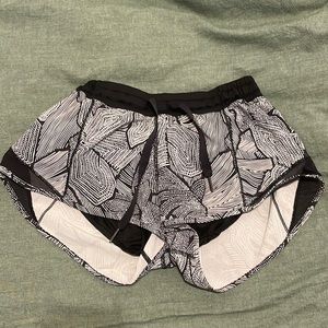 Lululemon Athletics Hotty Hot Low-Rise Lined Short 2.5"